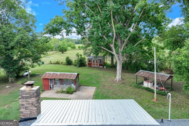 view of yard with a storage unit