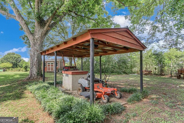 view of yard featuring a shed