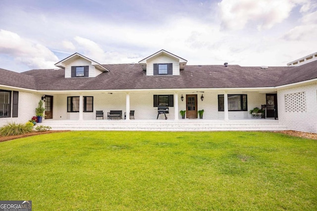 view of front of property featuring a front lawn