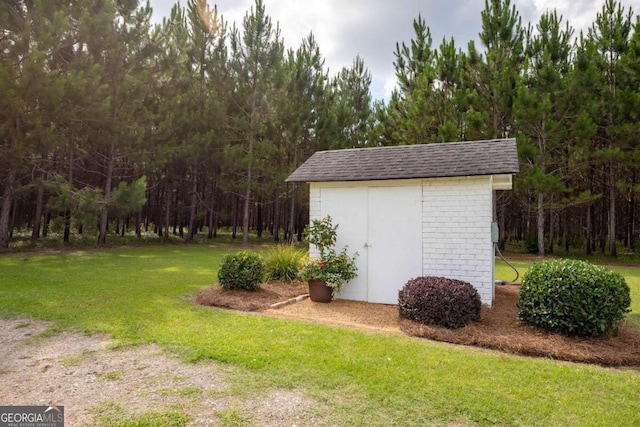 view of yard featuring a shed