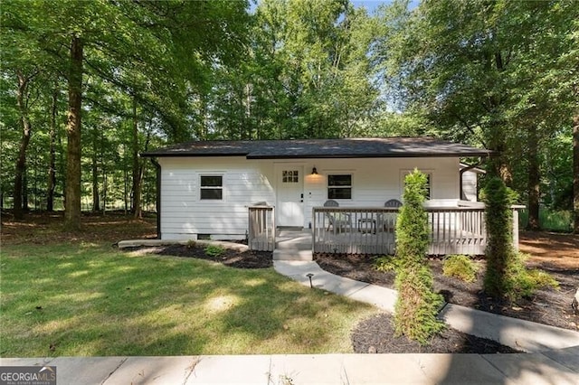 view of front of house featuring a porch and a front lawn