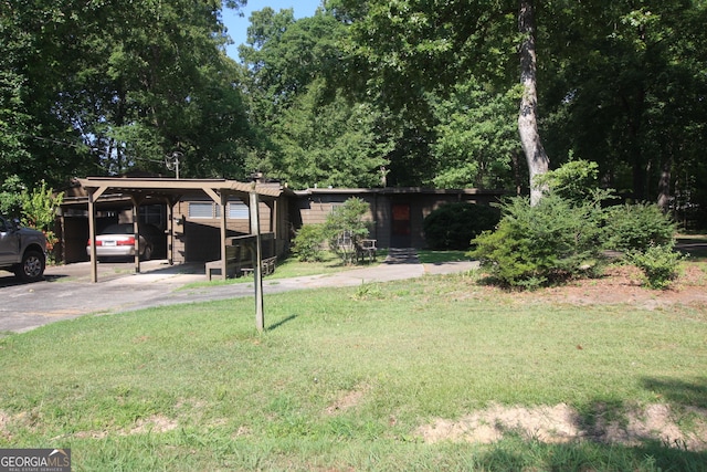 view of front of house featuring a front yard and a carport