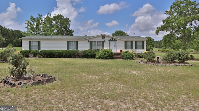 view of front of property featuring a front lawn