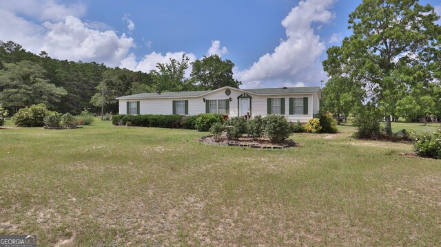 view of front facade with a front lawn