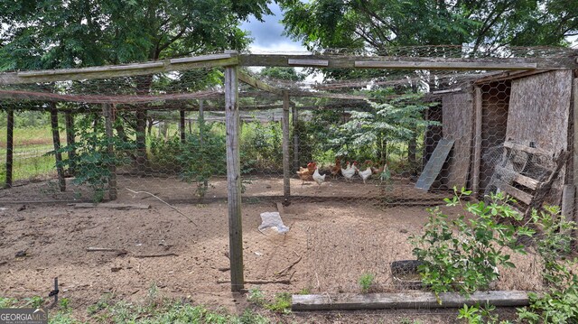 view of yard with an outbuilding