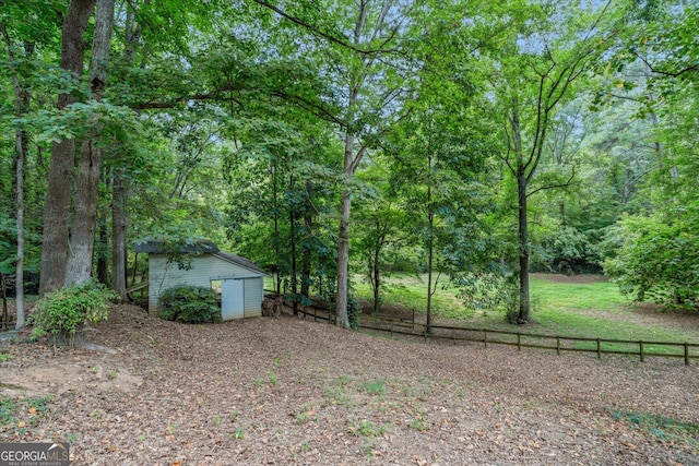 view of yard featuring a storage shed