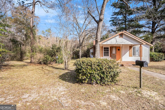 view of front of property with a front yard