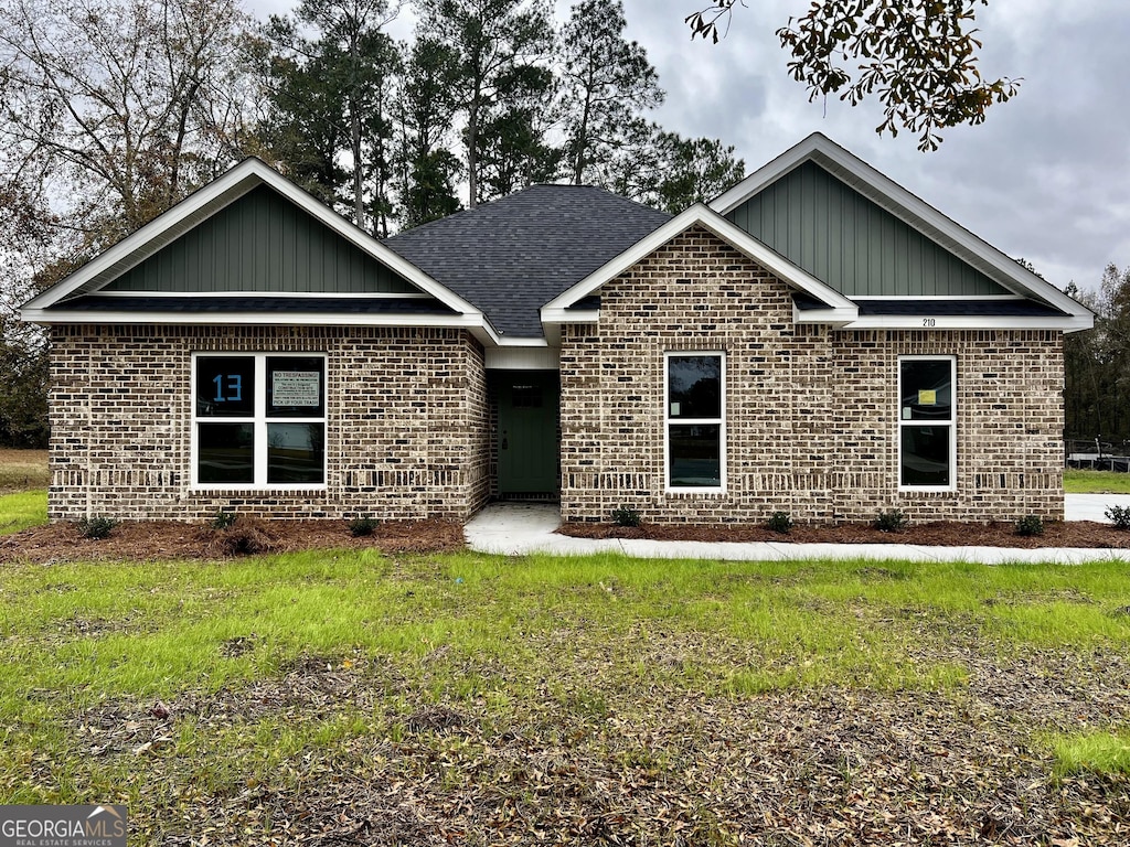 view of front of home featuring a front lawn