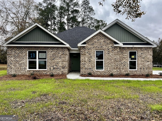 view of front of home featuring a front lawn