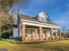 view of front facade featuring covered porch and a front lawn