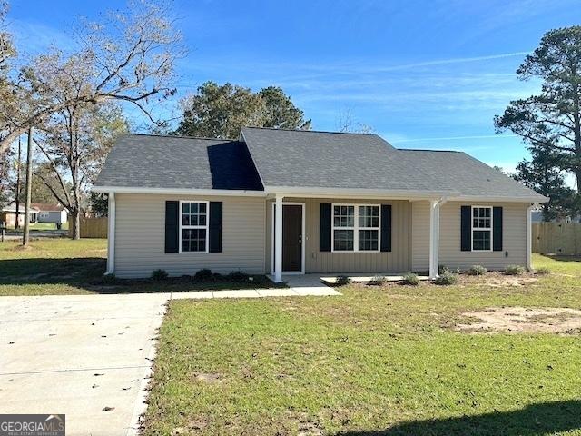 single story home featuring a front yard