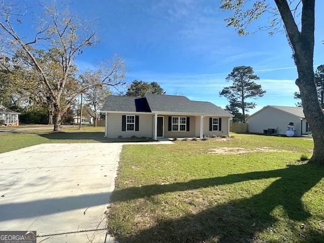 ranch-style house featuring a front lawn