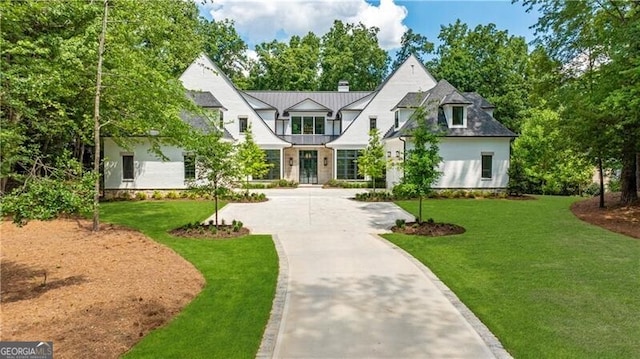 view of front facade featuring a front lawn