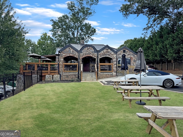 view of front facade featuring a front yard