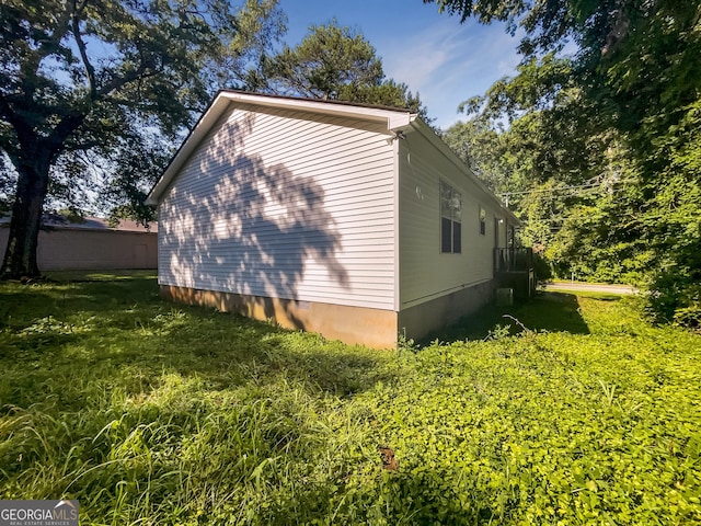 view of side of property featuring a yard