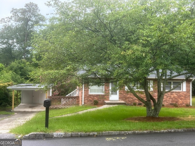 view of front of home featuring a front lawn and a carport