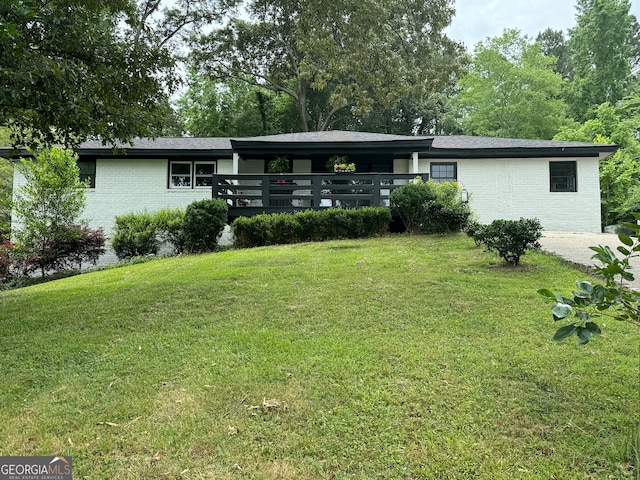 view of front of property with a front lawn