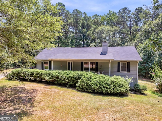 view of front of property with a front lawn