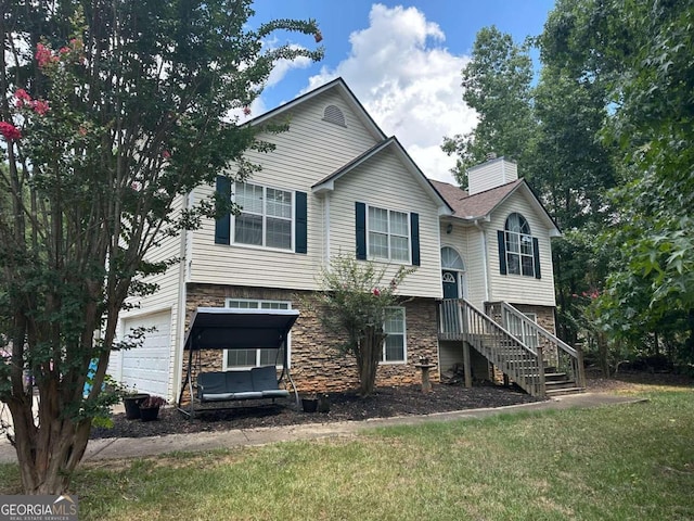 split foyer home featuring a front yard