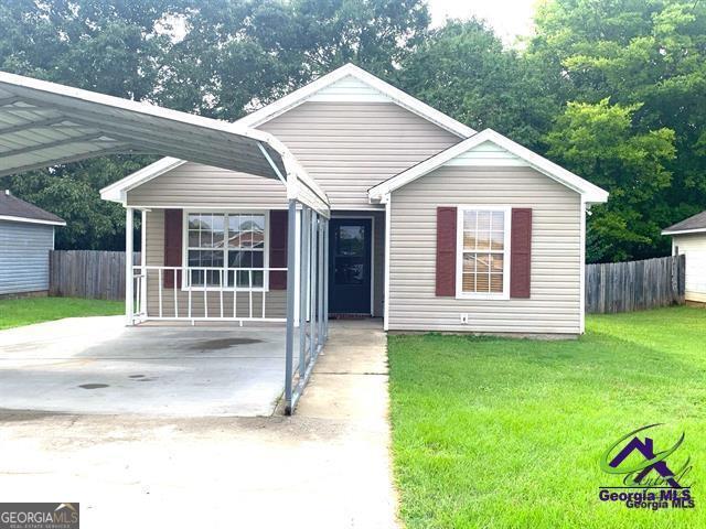 view of front facade with a front yard