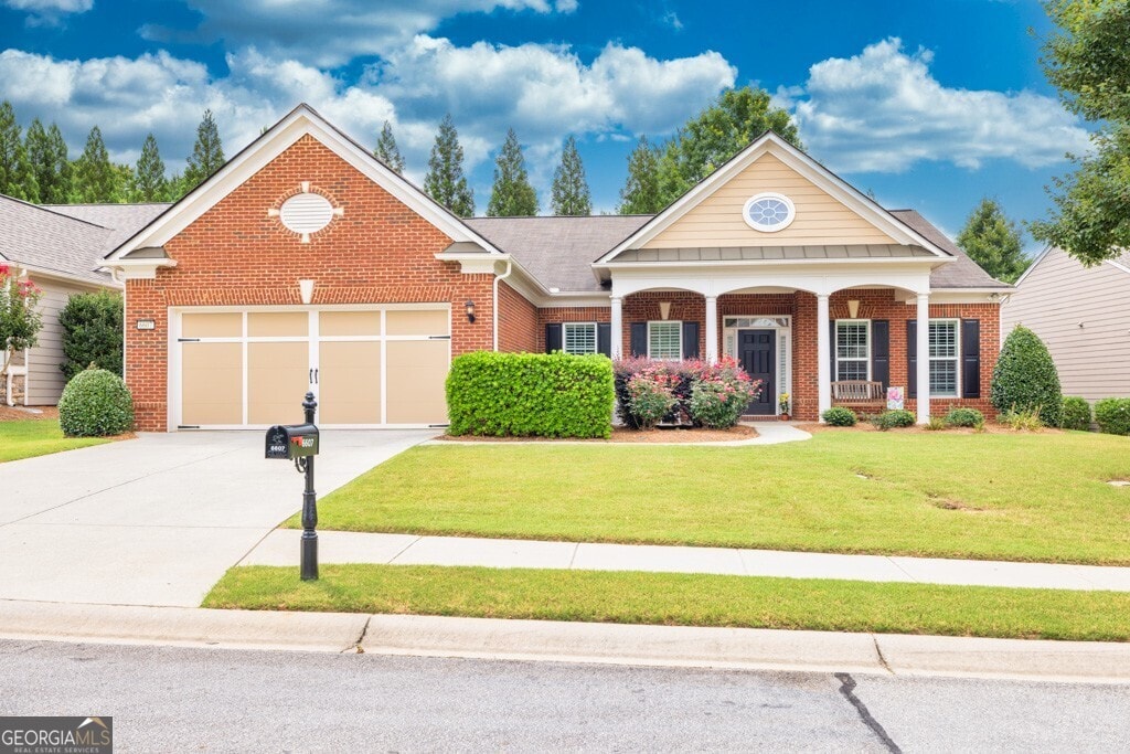 view of front of property featuring a front lawn