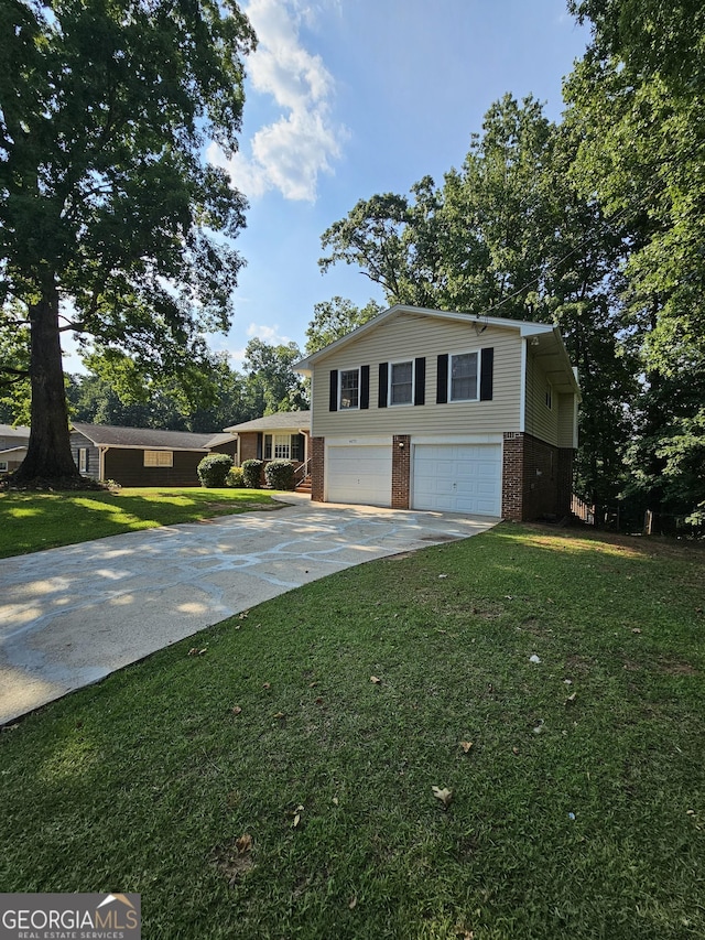 view of front of house featuring a garage and a front yard