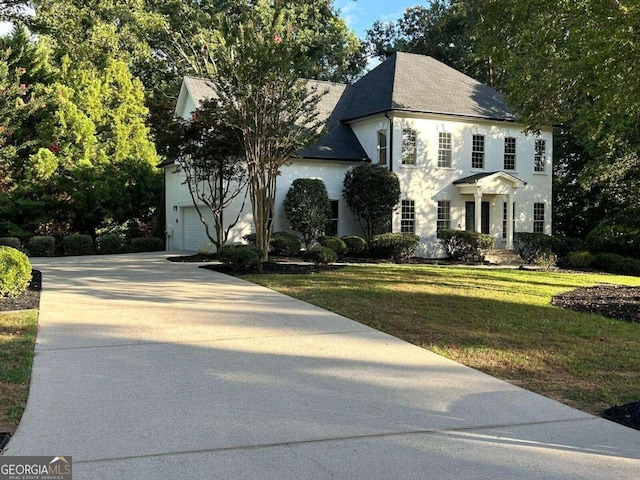 view of front of house featuring a front lawn and a garage