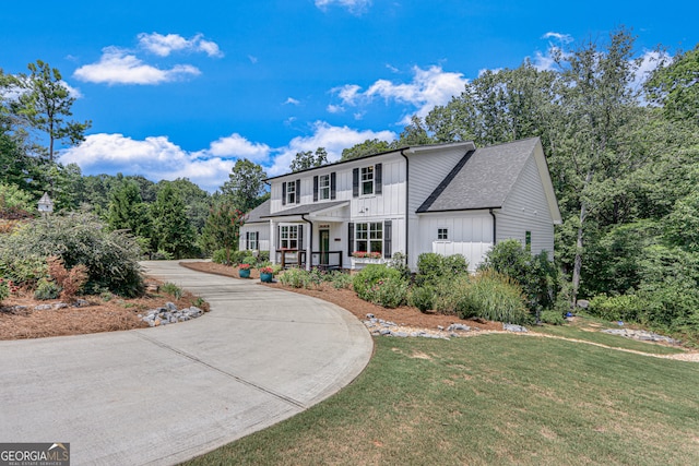 view of front facade featuring a front lawn and a porch