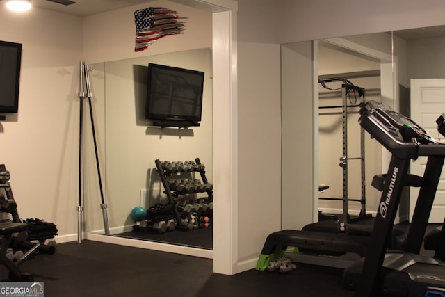 workout area with baseboards