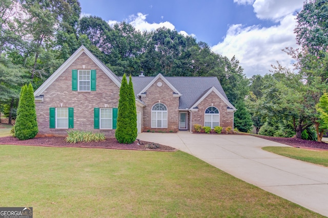 view of front property featuring a front lawn