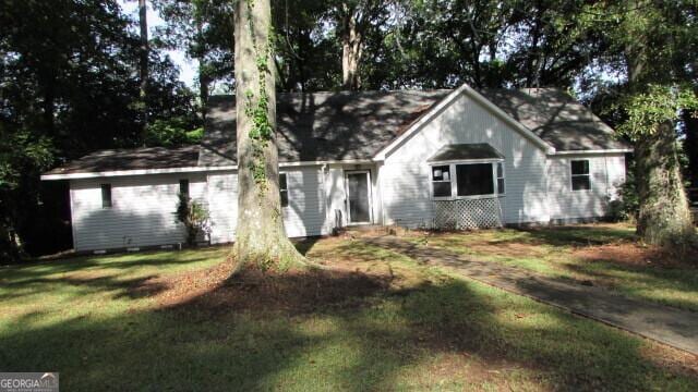 view of front facade featuring a front yard