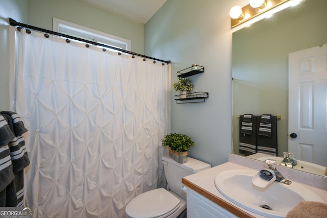 full bath with toilet, curtained shower, and vanity