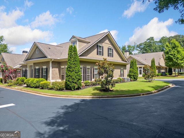 view of front of home featuring a front lawn