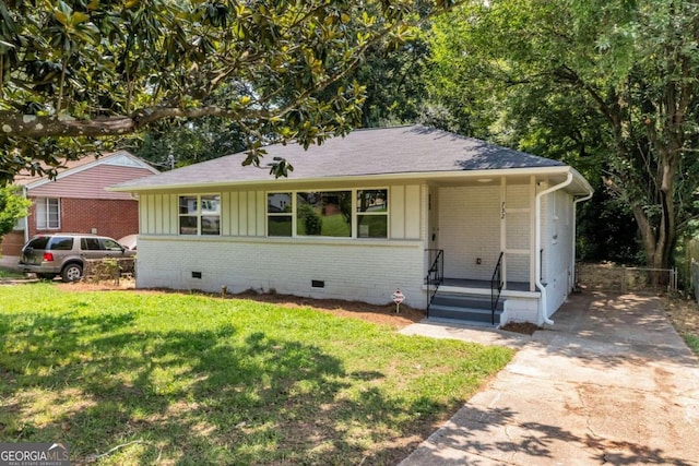 ranch-style house featuring a front lawn