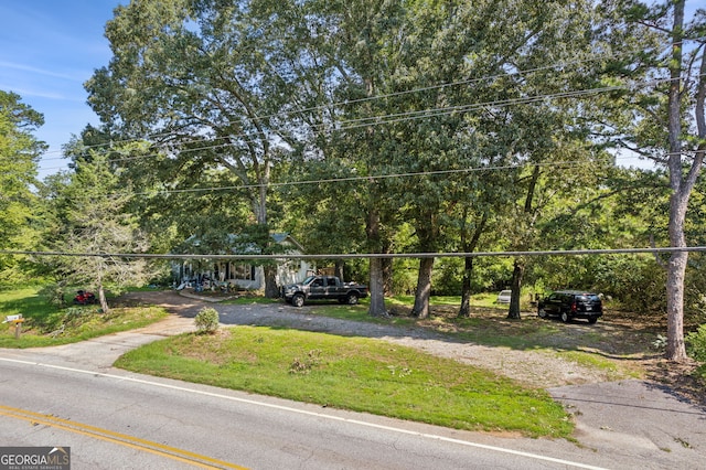 view of front of house featuring dirt driveway