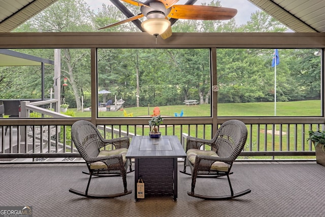 sunroom with ceiling fan