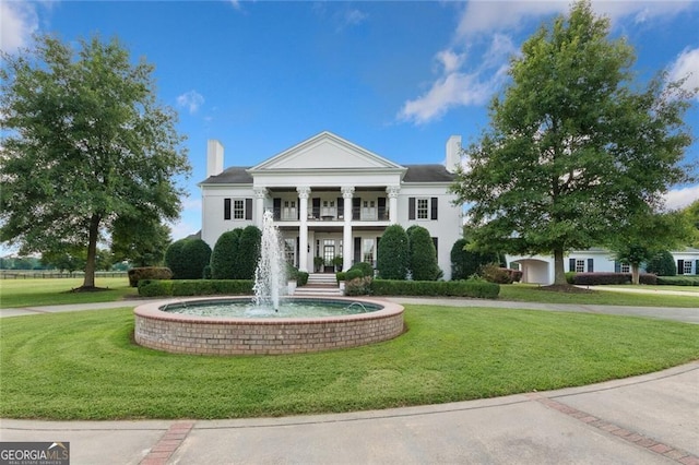 view of property's community featuring a yard