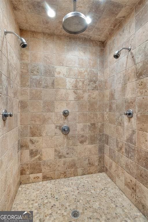 bathroom featuring tiled shower