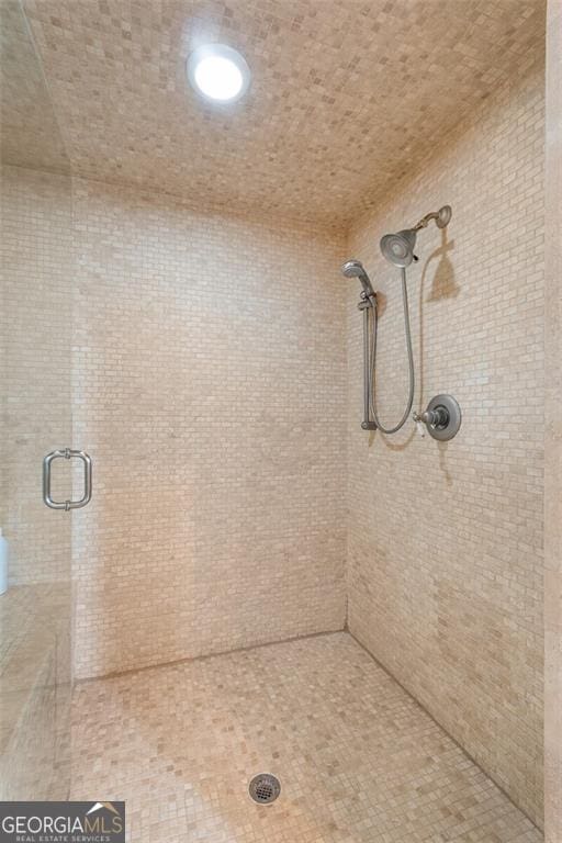 bathroom featuring tiled shower