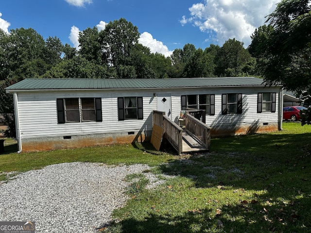 manufactured / mobile home with a front yard