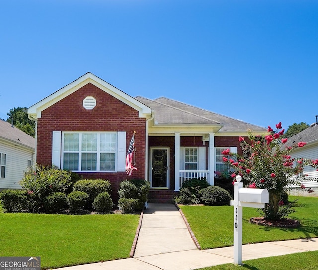 view of front of property featuring a front yard