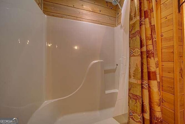 bathroom featuring shower / tub combo with curtain