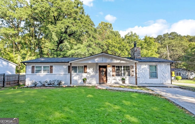 single story home featuring a front yard