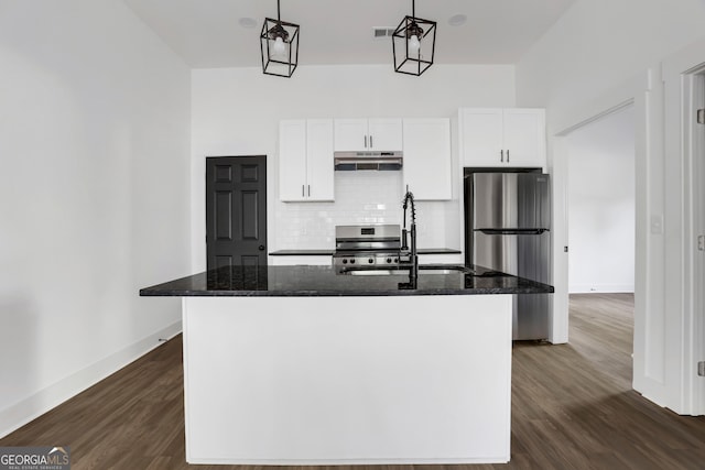 kitchen featuring white cabinetry, stainless steel appliances, decorative light fixtures, and an island with sink