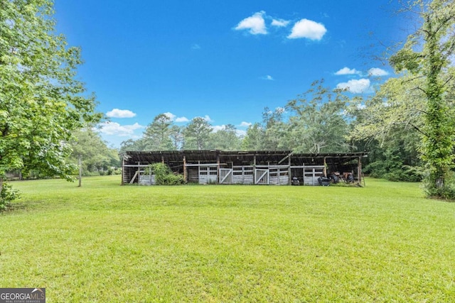 view of yard featuring an outdoor structure