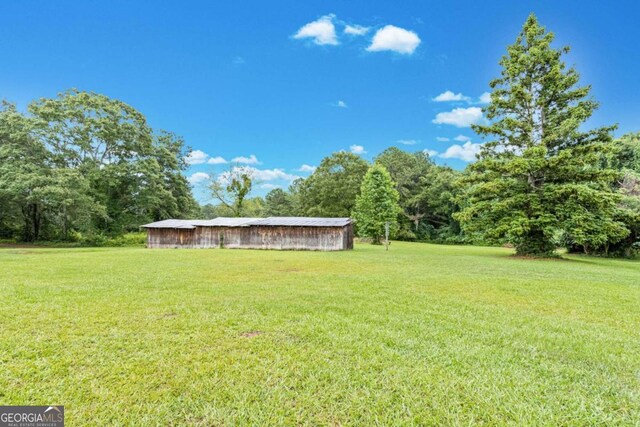 view of yard with an outbuilding