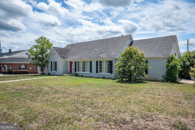 view of front facade with a front yard