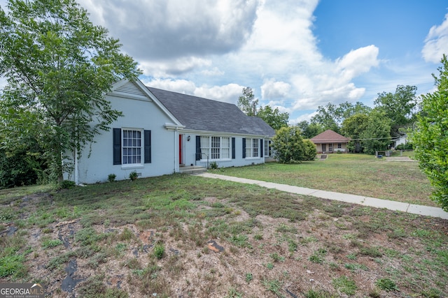 view of front of house featuring a front lawn