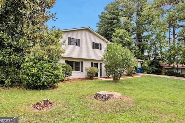 view of front of property featuring a front yard