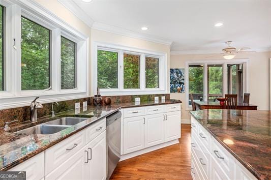 kitchen featuring crown molding, light hardwood / wood-style flooring, dishwasher, ceiling fan, and sink